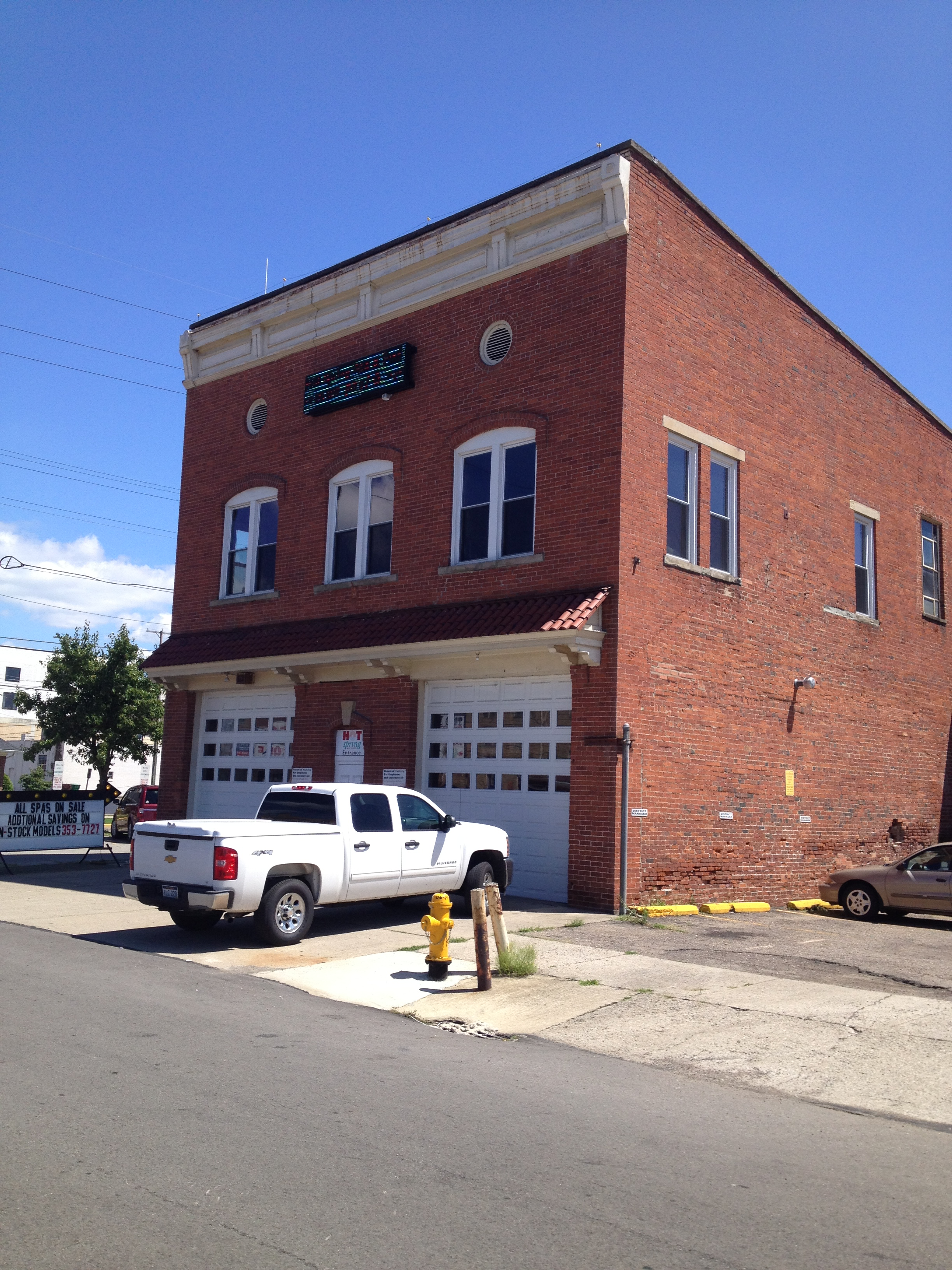 A view of a building and a car outside it